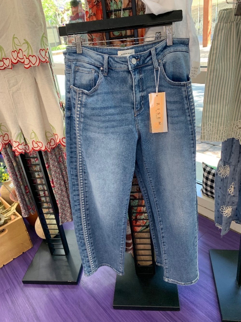 Risen barrel jeans with detail down side